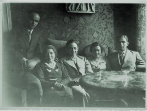 5 persons in old family picture of Hans Leiserowitz