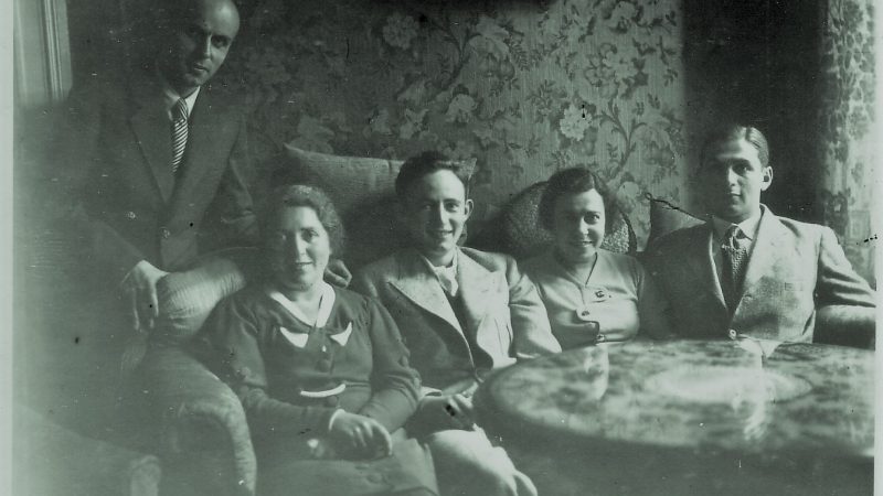 5 persons in old family picture of Hans Leiserowitz